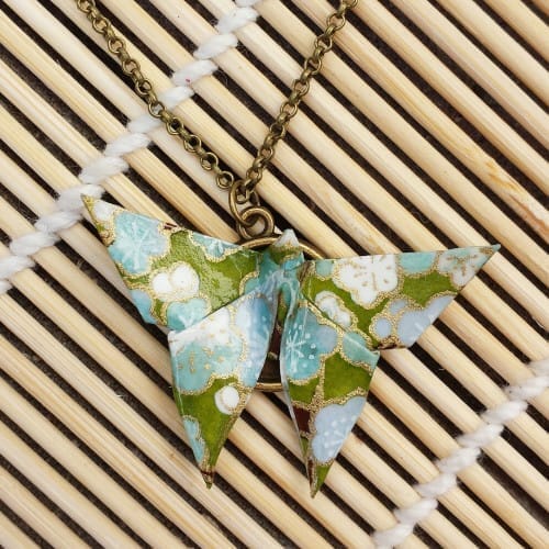 Origami pendentif papillon sur chaîne 17€ prunier vert 01